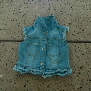 This is the perfect no sleeve Jean vest with fringe on shoulders and bottom.